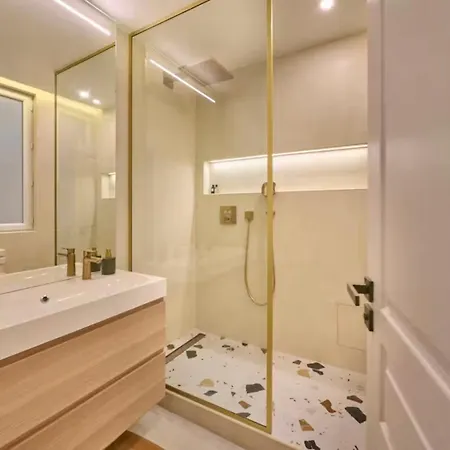 - Kitchen - Wifi - Air Conditioning - Center - Tram